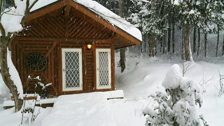 雪の積もった民泊 ヴィラ 馬瀬