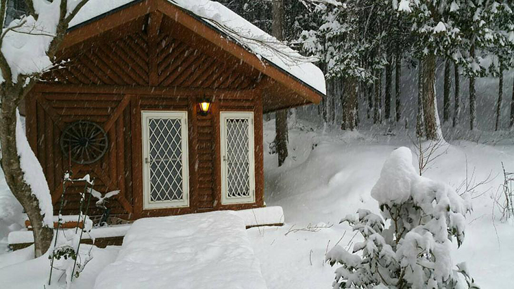 雪の積もった民泊 ヴィラ 馬瀬